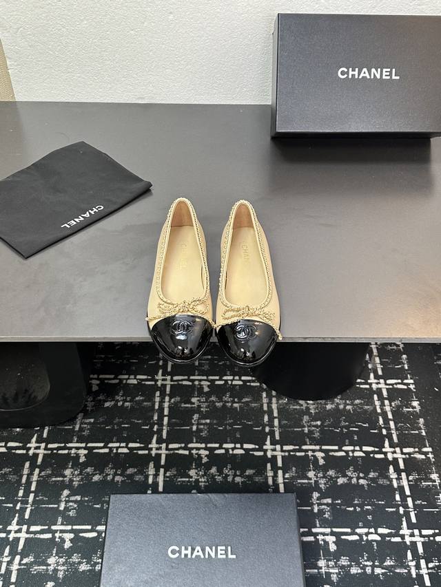 Chanel 小香25K新品链条双C粗跟单鞋 原版1:1复刻 经典中的经典 无论搭配裤装还是裙装都是完美 小圆头的设计很好的修饰脚型 小仙女们必备！ 鞋面采用进