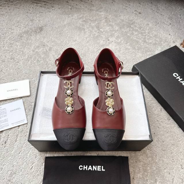 Chanel 香奈儿｜小香经典春夏双C扣 珍珠山茶花T字带玛丽珍鞋中空单鞋 对它一见钟情 不夸张哦～ 这大概就是小香的魅力 总是很懂女生 虽然看上去很冷但配上黑