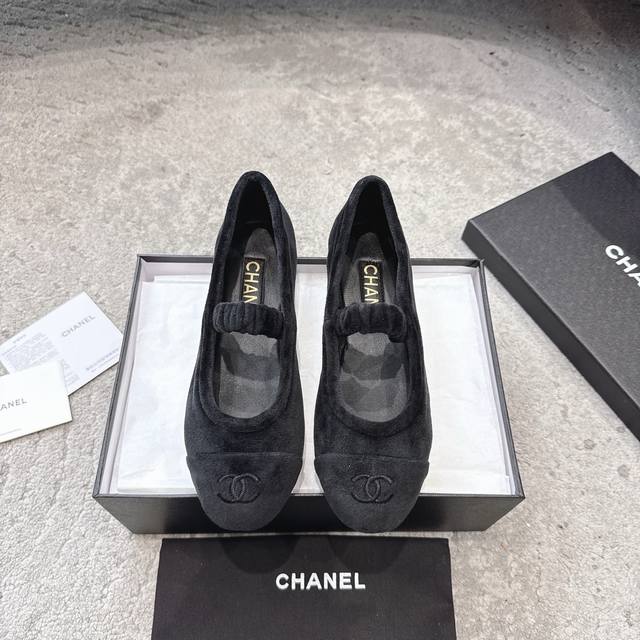 Chanel 香奈儿 最新中带丝绒芭蕾鞋玛丽珍 中带经典的撞色搭配，上脚包裹性非常好，上脚跟显瘦，真的是超级精致复古的玛丽珍太对味了，个人最喜欢好经典的搭配，颇