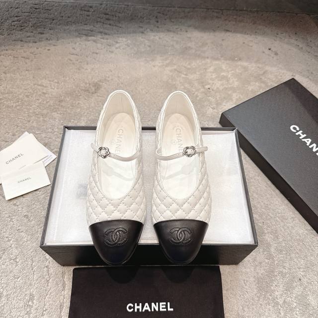 Chanel 小香 25A手工坊系列玛丽珍 非常火的大双C设计手工车线非常耗时耗力 独特大底双拼做法 让你不经意露出亮点大底车线永不脱底牢固永久复古就是经典浓郁
