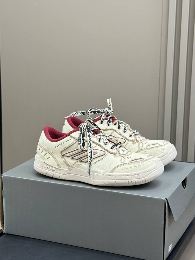 巴黎世家最新推出的 Hamptons Sneaker 作为 Winter25系列中的非秀场款之一，这款鞋代表了Demna对时尚标准的重新思考与演绎。他将日常衣物