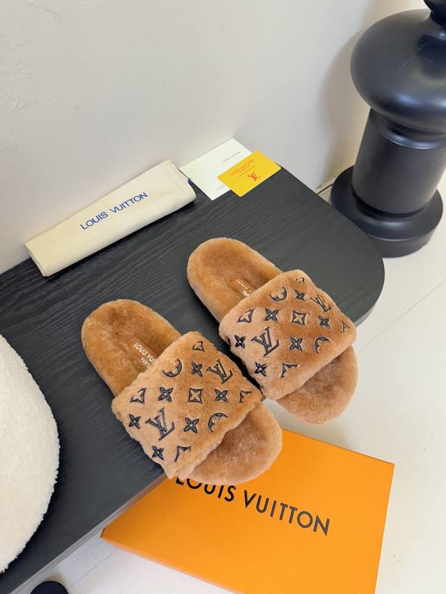 Louis Vuitton L家｜平底羊毛拖鞋新品 超舒适的Lv双带毛拖 简约随性 时髦有范， 慵懒又不乏高级感，最舒适的拖鞋没有之一 随意上脚都好看有型，绝绝