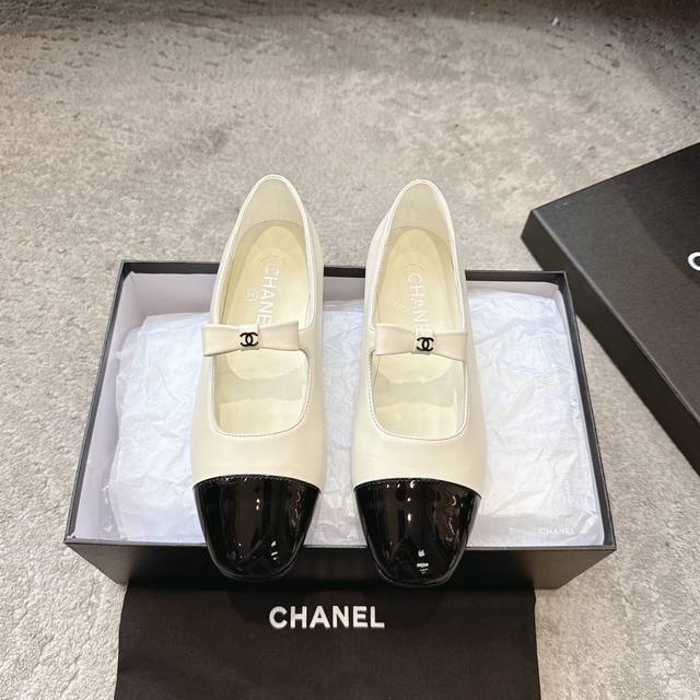 Chanel 25B秋冬新款蝴蝶结玛丽珍 小香秋冬新品 复古的玛丽珍太对味了，个人最喜欢好经典的搭配，颇有80年代复古小香风的感觉，款式新颖时尚，工艺完美结合。