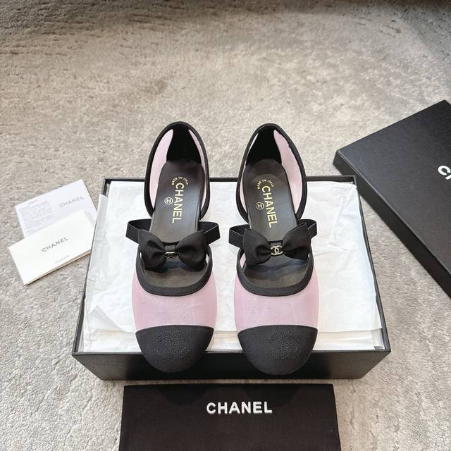 Chanel 25B秋冬新款芭蕾舞玛丽珍鞋 真的一眼爱上的程度 穿上想跳芭蕾的Chanel小香C家超级有格调的一双平底单鞋单穿配个小袜子都非常出彩 本年度最美玛