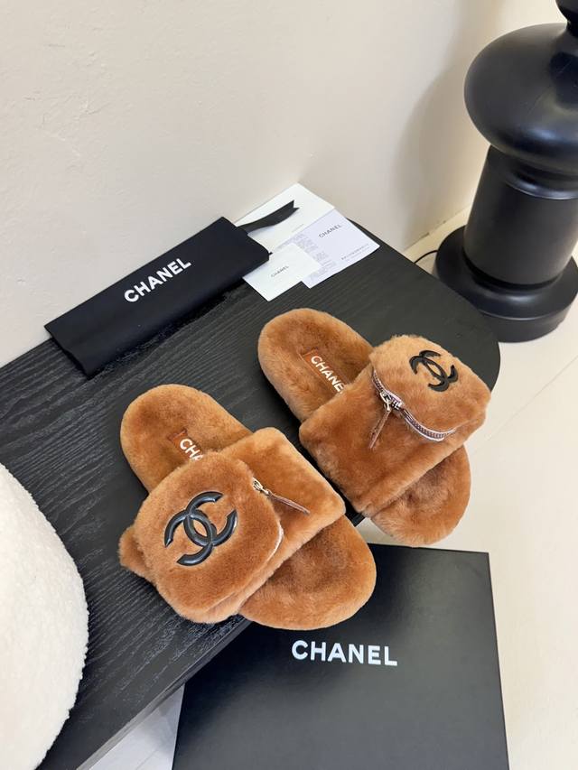 Chane* ｜小香经典四季双C毛毛拖鞋 这款毛拖真的是真太可爱了～ 柔软蓬松的毛毛，舒服暖脚 秋冬搭配袜子休闲又慵懒 上脚真的好看又时髦 进口澳洲真羊毛，手感