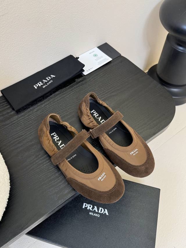 Prad* 普拉达 走秀款轻便休闲鞋 大底开模Tpu！不做橡胶！鞋面麂皮有肌理感，内里羊皮包裹，软软糯糯的.鞋垫加厚小羊皮，踩上去无比舒适，有支撑感，又包裹得很