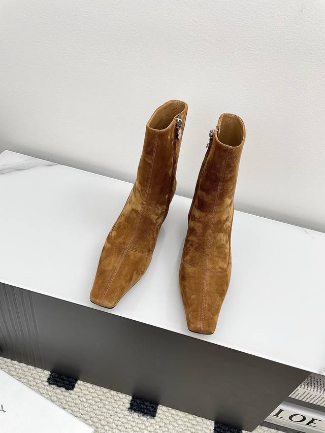 代购级Stella Mccartney2025新款小方头侧拉链短靴 品牌的设计风格主要以英式摇滚和甜蜜浪漫为主，展现出女性独有的优雅和魅力，鞋面将防水布和牛反绒