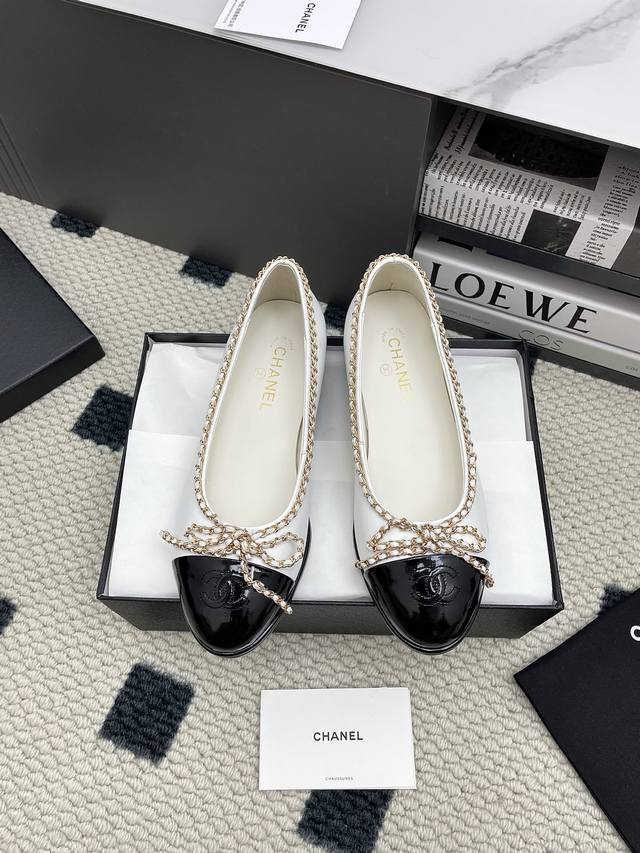 Chanel 小香25K新品链条双C粗跟单鞋 原版1:1复刻 经典中的经典,无论搭配裤装还是裙装都是完美,小圆头的设计很好的修饰脚型 ,小仙女们必备！ 鞋面:采