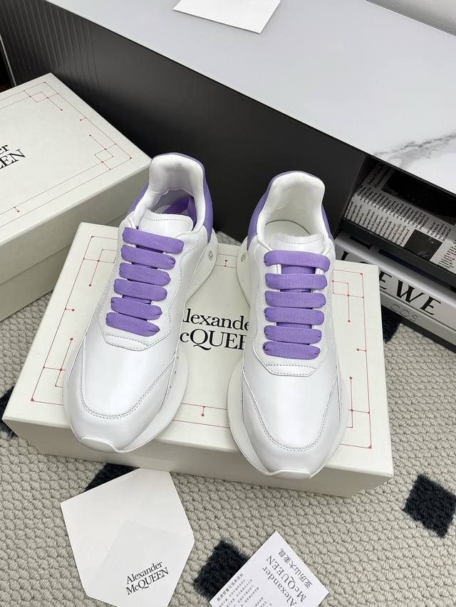 情侣款Alexander Mcqueen 亚历山大.麦昆情侣款， 新款Sprint运动跑步老爹鞋 采用了白色进口环保皮革拼接和印花凹凸字体工艺的鞋面与轮廓Sea