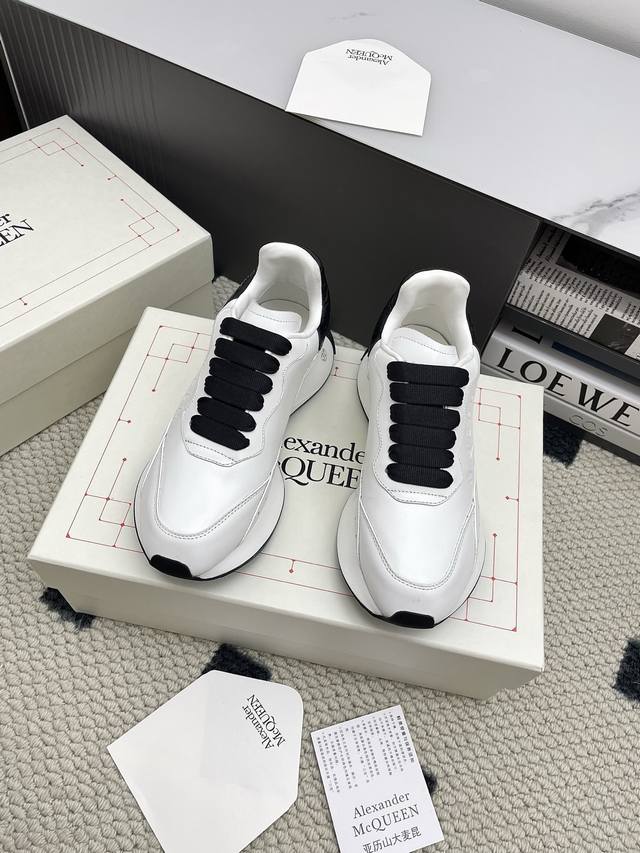情侣款Alexander Mcqueen 亚历山大.麦昆情侣款， 新款Sprint运动跑步老爹鞋 采用了白色进口环保皮革拼接和印花凹凸字体工艺的鞋面与轮廓Sea