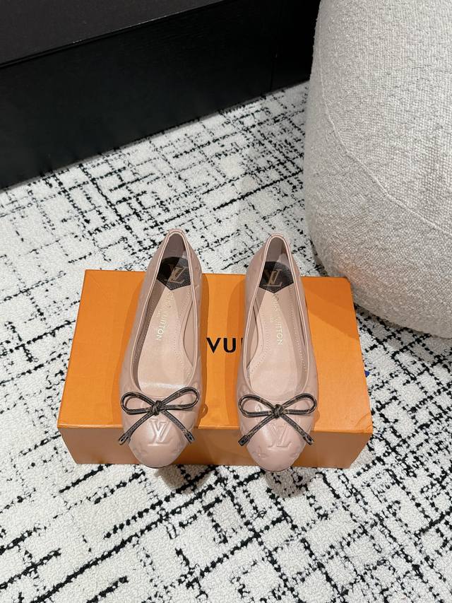 Lv 驴家 24 经典压纹面太好看了 很少做Lv家的单品 但是这双小猫跟我真的是没法拒绝啊！原版购入 用心开发 鞋跟都是开模定制 老花单宁色搭配的棕色皮质，也太