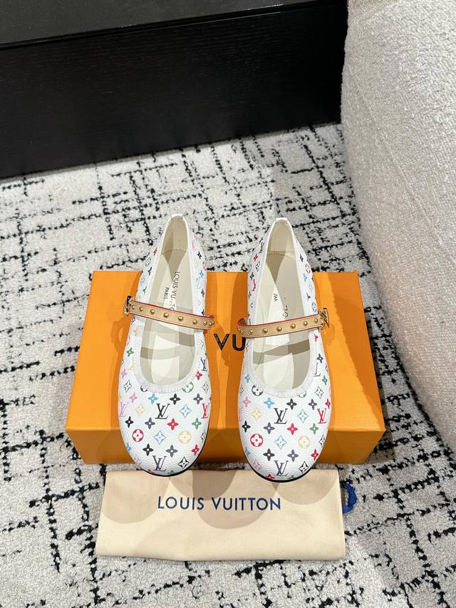 代购级 Louis Vuitton Lv路易威登 25 春夏 最新玛丽珍单鞋 简约精致，高级感满满，尽显优雅气质～ 上脚超好看，拉满了夏日美鞋绝绝子啊 鞋面：牛