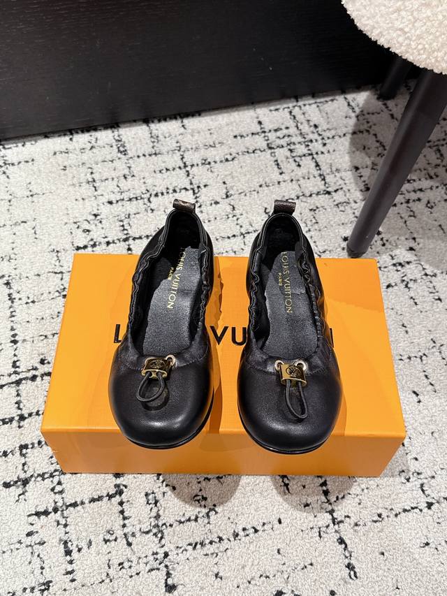 顶级版本 Louis Vuitton 25 最新Nolita 锁扣 平底 芭蕾鞋 蛋卷鞋 简约精致，高级感满满，尽显优雅气质～ 上脚超好看，拉满了夏日美鞋绝绝子