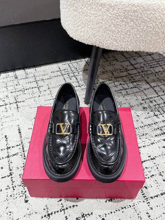 Valentino 华伦天奴 25 秋冬 新款 厚底菱格 厚底 乐福鞋 鞋面采用了光泽感较强的皮革材质，不仅让鞋子看起来更有质感、更显档次，同时也易于清洁和打理