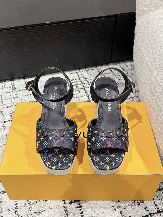 村上隆 Takashi Murakami X Louis Vuitton 25 Helios 皮革 圆头坡跟 一字带凉鞋 本款 Helios 坡跟凉鞋出自路易威