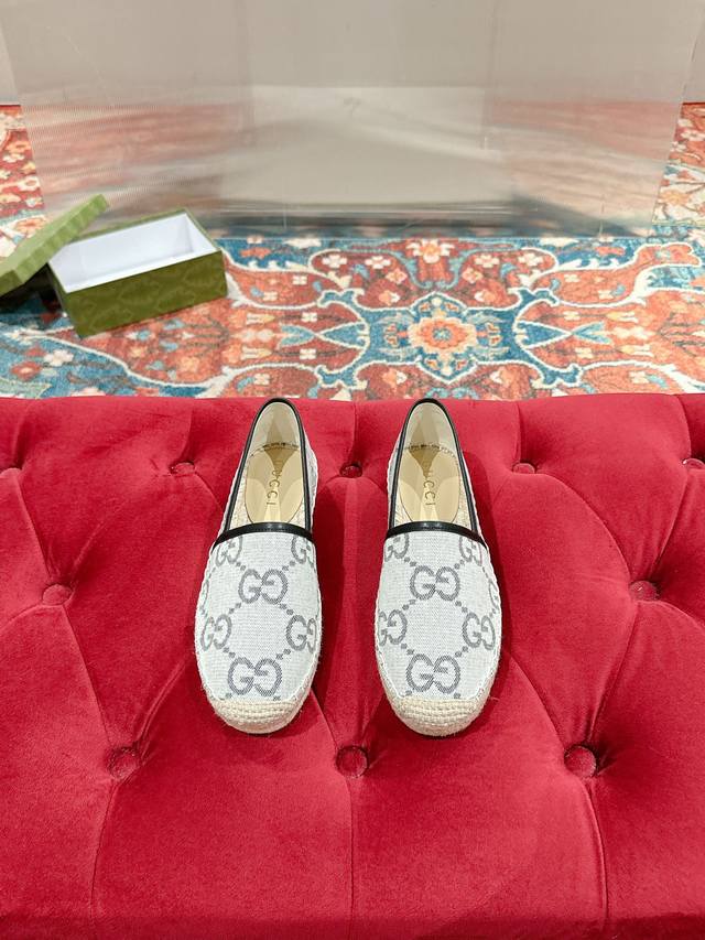 Gucci 早春女士Gg装饰园头古奇草编平底新款渔夫拖鞋 全皮鞋面Logo款，官网同步，永不过时，超级舒适。 经典条纹Logo，绗缝帆布徽标轻便草编麻底渔夫鞋。