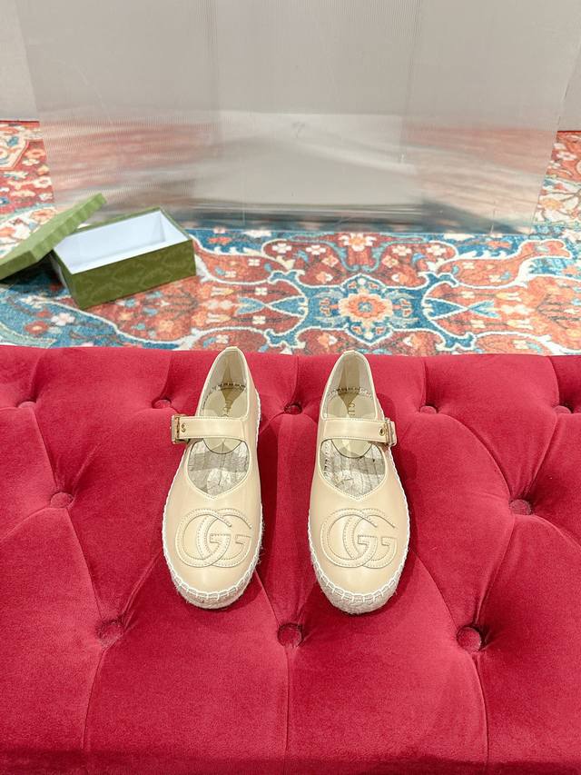 Gucci 古奇 早春 彩虹渔夫鞋 ，作为品牌的标志性象征，标识元素以新颖别致的方式不断为单品带来更多新意。每一个标识都蕴含品牌特有的历史传承和价值追求，以恒久