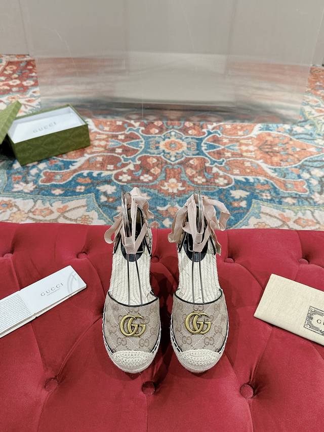 Gucci 22Ss早秋古奇草编坡跟松糕厚底渔夫鞋凉鞋能够为你的夏日装扮带来一抹摩登风情。 鞋面:皮革.织物 衬里:皮革 鞋底:皮革内底.橡胶鞋底 露趾圆头 西