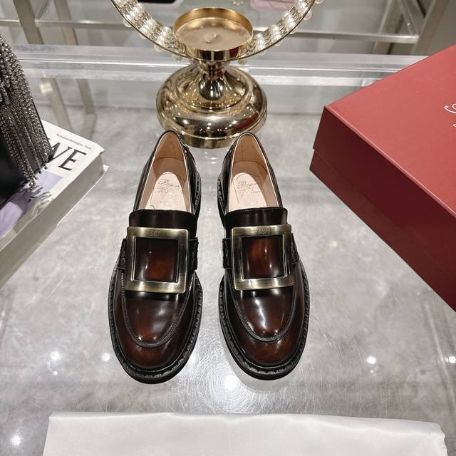 出厂 市面最高版 Roger Vivier 』25新款新色经典铜扣和钻扣单鞋 购入原版1:1打造复刻，复制出与原版无差别的对比 刘雯 唐嫣众多明星上脚，无论搭配