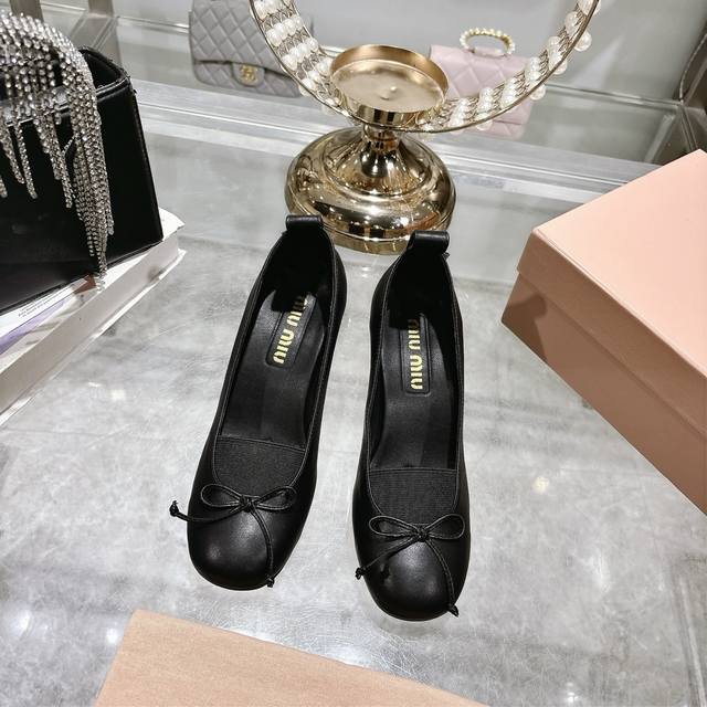 平底 高跟 Miu Miu 缪缪 25Ss春夏新款 复古 蝴蝶结 圆头单鞋 春夏清新配色，曲线优美 日常穿搭都很搭，后跟有专属标识性Logo格调，上脚尽显优雅魅