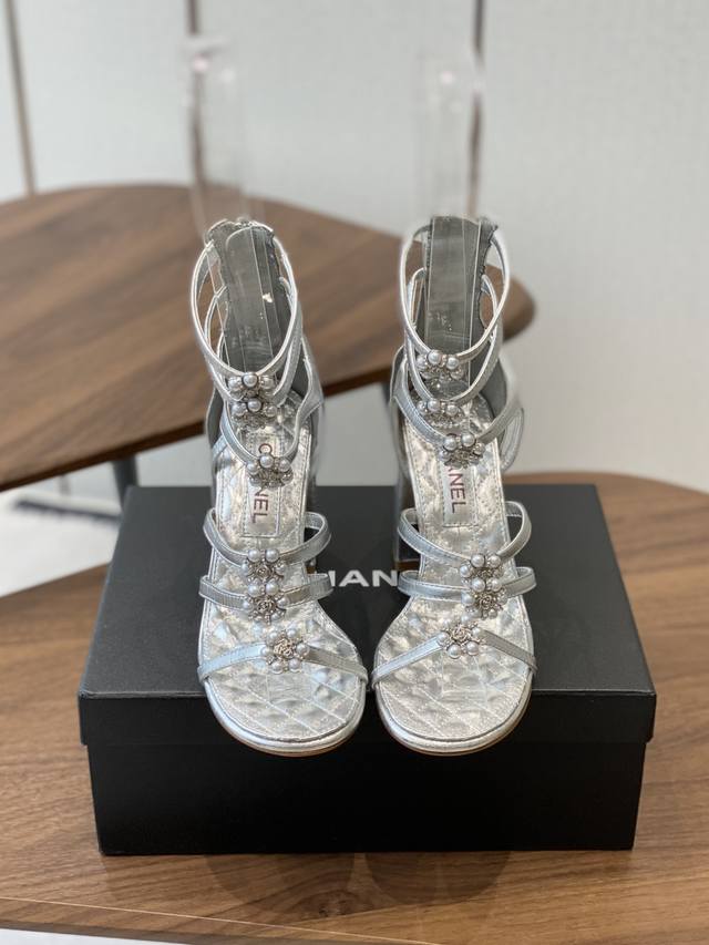 凉鞋 P凉靴 Chanel 香奈儿 25Ss 珍珠茶花 粗跟 凉鞋 自留款，真皮底，上脚美到爆，简简单单，夏天必须要有的小凉鞋 对版开发，随便暴走不磨脚，称霸整