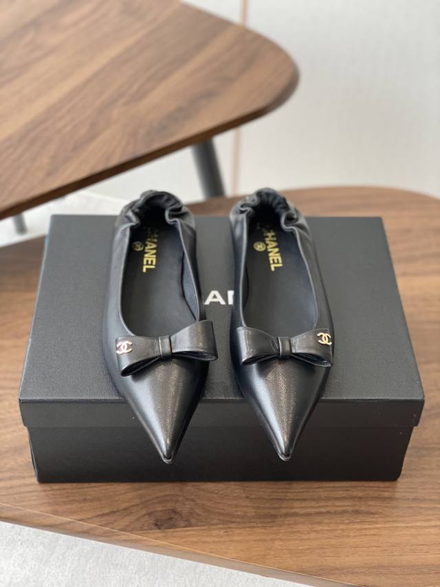 小香Chanel25Ss 早春新品太香了 蝴蝶结 尖头单鞋 这双我称之为“氛围感之神”，O柔颯利落的小尖头自带高级，版型超正且巨修饰脚型，时尚又气质彰显女性个人