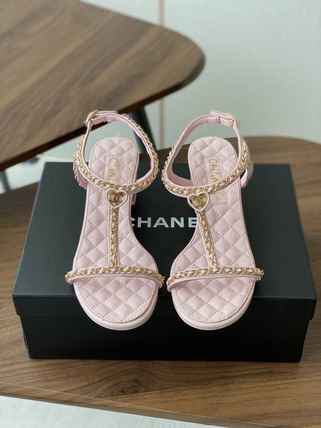 Chanel 香奈儿 25Ss 链条 粗跟 凉鞋 自留款，真皮底，上脚美到爆，简简单单，夏天必须要有的小凉鞋 对版开发，随便暴走不磨脚，称霸整个秀场的一字带拖它