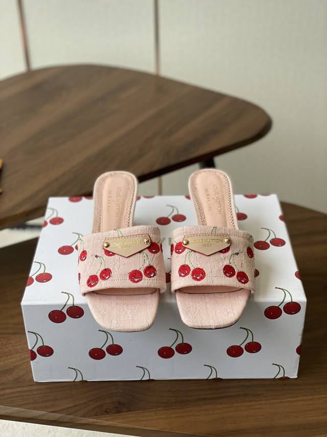 Lv Ss25 New Arrival～ 本款 Lily 凉拖出自路易威登×村上隆复刻系列，选用Monogram 丹宁布塑造易于穿脱的设计，以考究笔触流露闲 雅