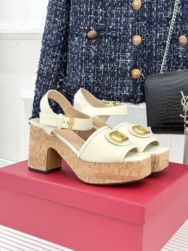厂价 Valentino 华伦天奴25Ss春夏新品 大V扣防水台木纹底高跟凉鞋 经典的大V扣设计 醒目又极具辨识度 仿佛是V家的个性签名 彰显着独特的时尚态度