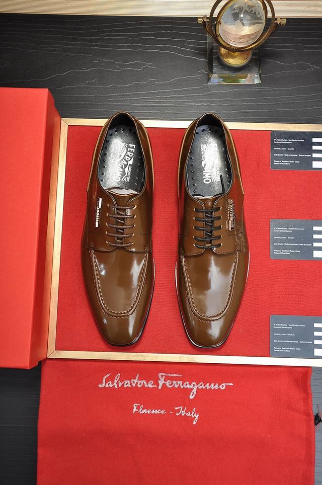 菲拉格慕 Ferragamo 新款高端品质架正装皮鞋 风格华贵典雅，实用性和款式并重，我们异常关注质量和细节， 鞋楦皮料五金扣，做工舒适度都毫不逊色！材质：进口