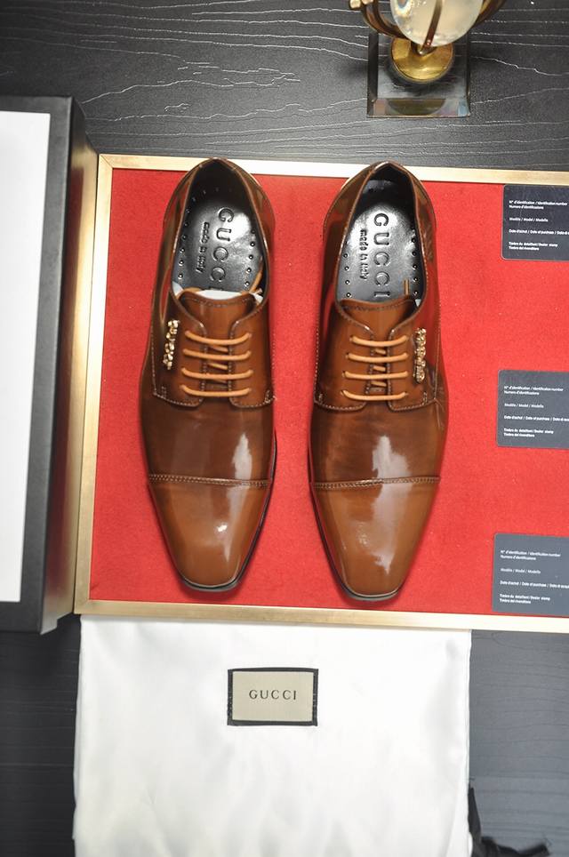 意大利顶级奢侈男鞋巨头 Gucci 古奇 全羊皮内里 新款报到原汁原味的欧式风格 赏心悦目为了让鞋子更加耐用不变形制作继续沿用传统做法 但仍然不乏创新皮质上选择