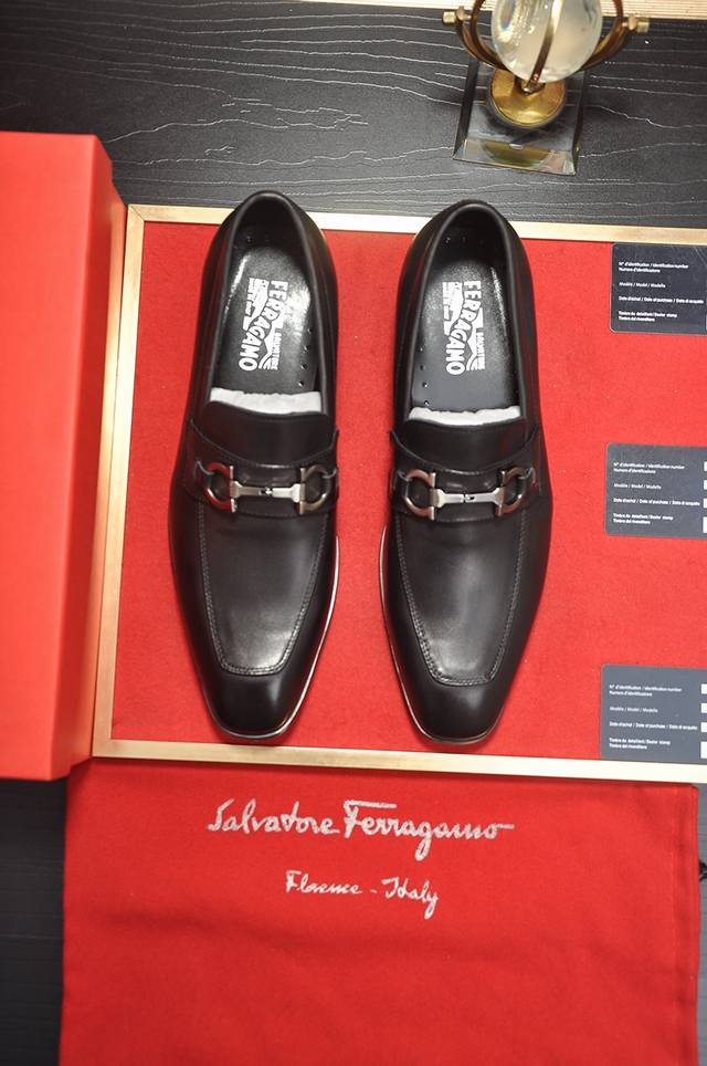 Ferragamo 菲拉格幕 专柜最新款 原版进口开边上乘牛皮+进口羊皮内里，原版奢华金属扣+原版组合大底 对比无压力 38--44