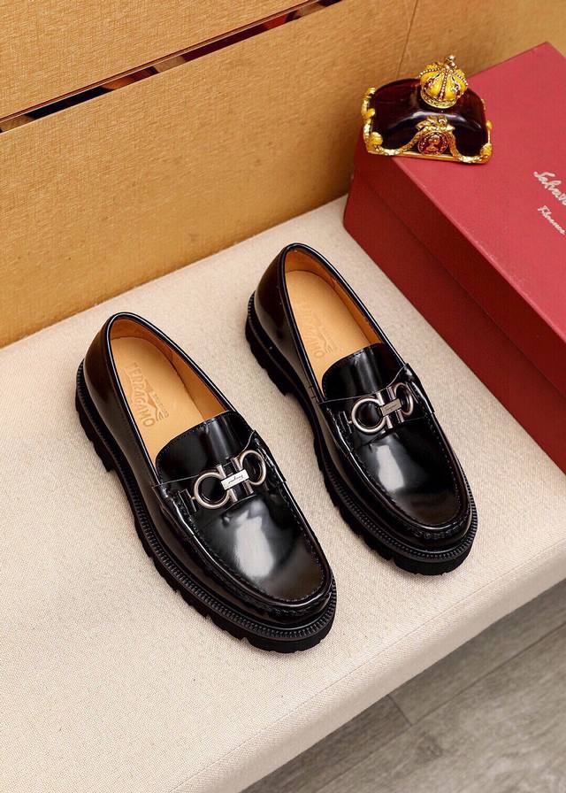 商品商标：Ferragamo 菲拉格慕 休闲皮鞋 正码码数: 38-44 45.46订制 商品材料：精选 进口头层开边珠牛皮鞋面+奢华五金扣，进口水染牛皮内里。