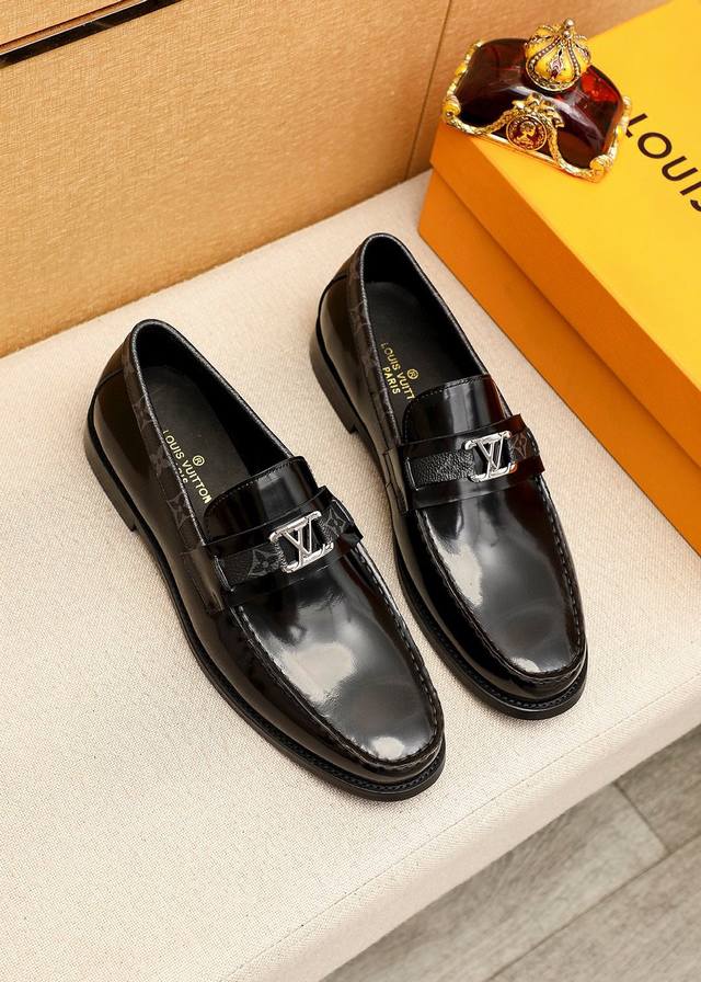 商品商标：Louis Vuitton 路易威登 休闲皮鞋 正码码数: 38-44 45订制 商品材料：精选 进口头层开边珠牛皮鞋面+奢华五金扣，进口头层牛皮内里