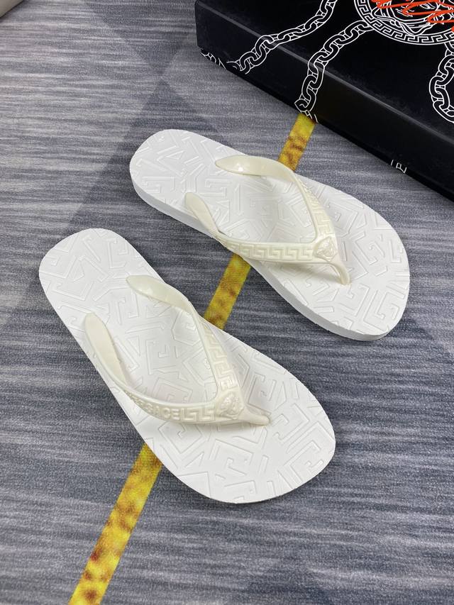 精致品质 范思哲男士休闲拖鞋 耐磨防滑大底，时尚帅气，尊贵奢华，旅游居家不二之选 码数：38-44码 45码订做不退货