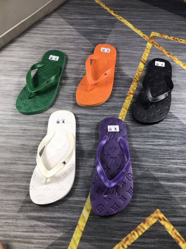 精致品质 驴家男士休闲拖鞋 品牌金属扣装饰，耐磨防滑大底，时尚帅气，尊贵奢华，旅游居家不二之选 码数：38-44码 45码订做不退货