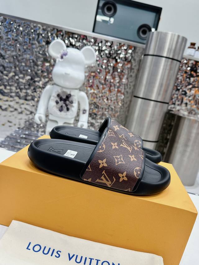 L家 鞋码：女款35-40男款38-46包装：专柜顶级~原版包装 3路易威登专柜新款浮雕拖鞋，Lv Monogram 浮雕拖鞋，Waterfront 凉拖焕新回