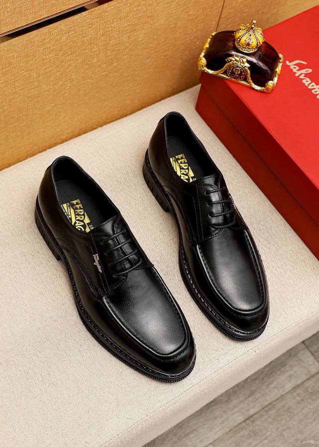 商品商标：Ferragamo 菲拉格慕 商务皮鞋 正码码数: 38-44 45.46订制 商品材料：精选 进口小牛皮鞋面+经典五金扣，进口水染牛皮内里。强烈立体