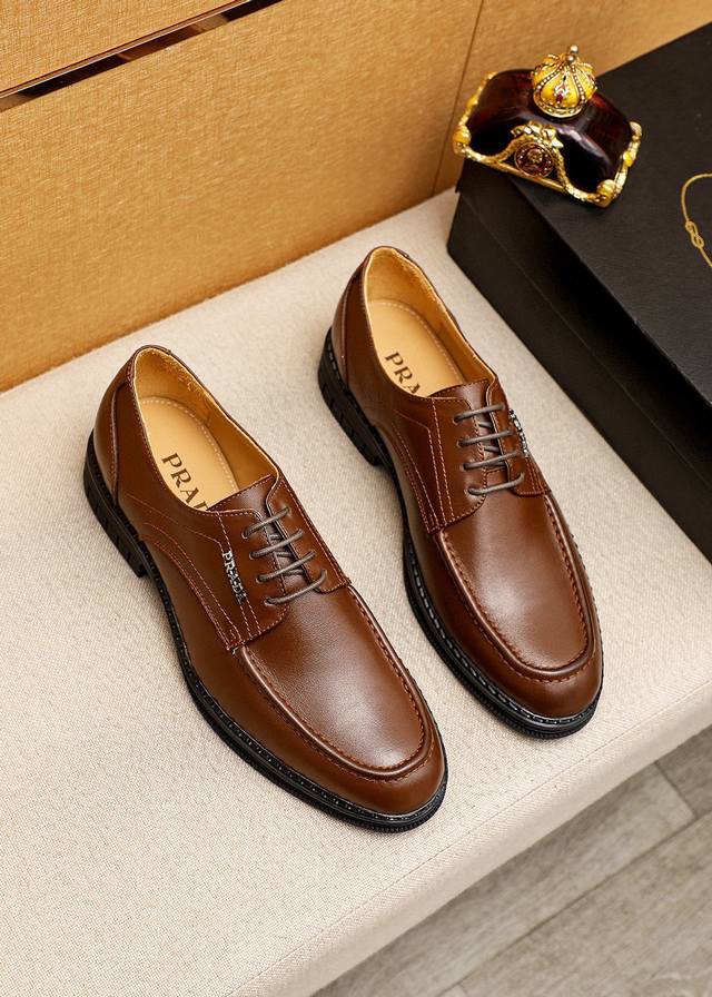 商品商标：Prada 普拉达 商务皮鞋 正码码数: 38-44 45.46订制 商品材料：精选 进口头层小牛皮鞋面，进口水染牛皮内里。强烈立体视觉效果，橡胶大底