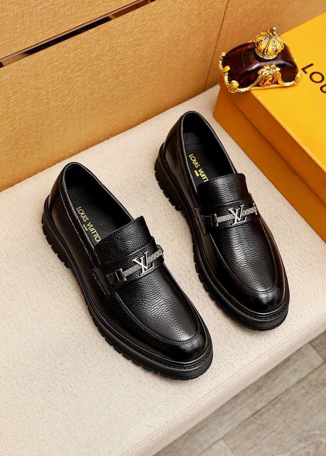 商品商标：Louis Vuitton 路易威登 休闲皮鞋 正码码数: 38-44 45订制 商品材料：精选 进口头层荔枝纹牛皮压花鞋面+奢华五金扣，进口头层牛皮