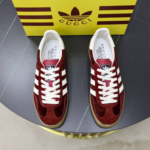 Adidas X Gucci 最高品质 情侣款 融汇两个品牌丰富且历史悠久的典藏元素，Adidas X Gucci联名系列在三根线条的组合中承袭品牌历史及标志性