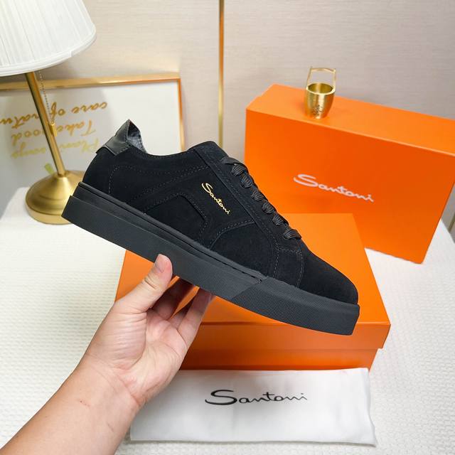Santoni 圣东尼 这是一款男士低帮运动鞋，由意大利制造。 材质与构造：采用翻毛皮制作，未加内衬且解 构设计，呈现简约风格。 颜色与细节：鞋身为黑色，鞋舌和