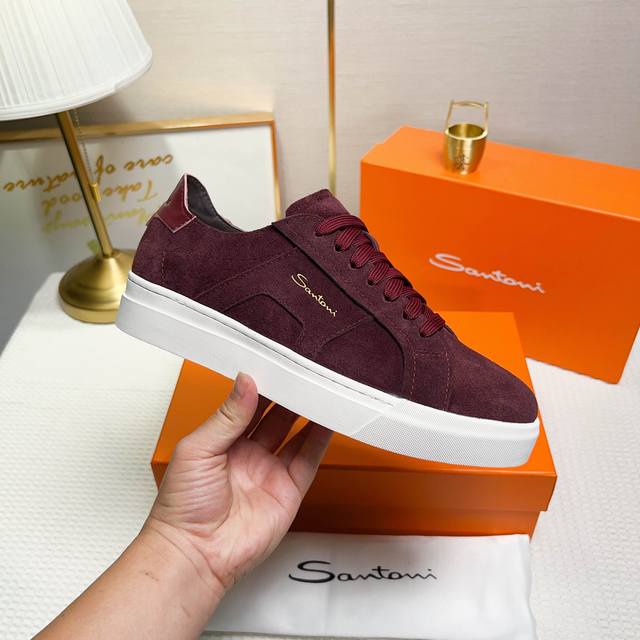 Santoni 圣东尼 这是一款男士低帮运动鞋，由意大利制造。 材质与构造：采用翻毛皮制作，未加内衬且解 构设计，呈现简约风格。 颜色与细节：鞋身为酒红色，鞋舌