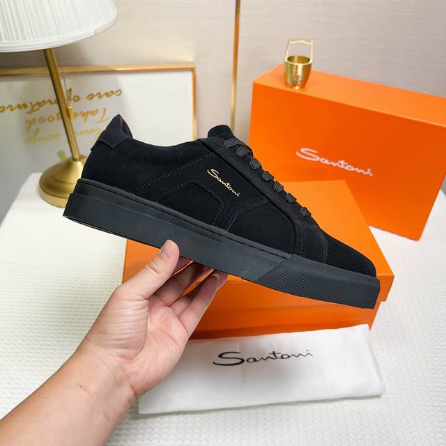 Santoni 圣东尼 这是一款男士低帮运动鞋，由意大利制造。 材质与构造：采用翻毛皮制作，黑色羊里，呈现简约风格。 颜色与细节：鞋身为黑色，鞋舌和鞋跟处饰有