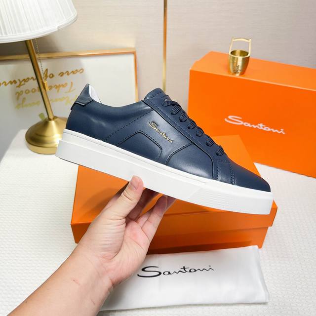 Santoni 圣东尼 这是一款设计独特、风格鲜明的男士低帮运动 鞋，专为男士设计。 材质与颜色：采用皮革材质，颜色为兰色，显 得干净利落。 设计特色： 鞋舌和