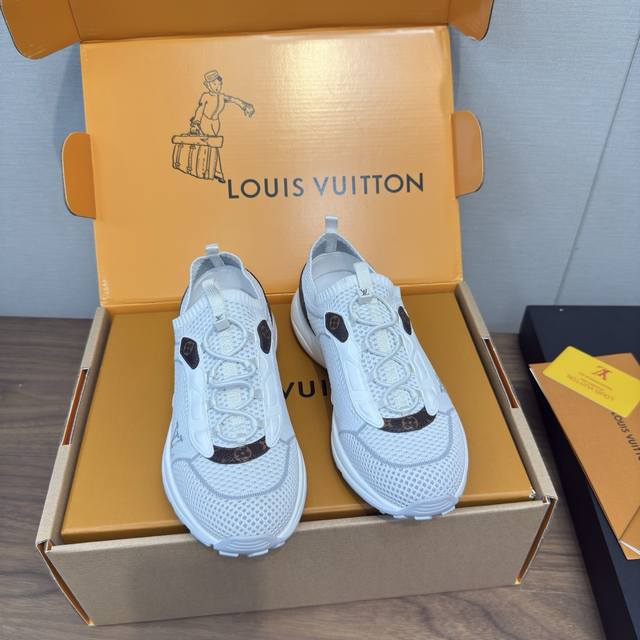顶级版本：情侣款 Lv 路易威登L家 驴牌 最新Olympia系列 情侣款 银角大王 休闲 运动鞋 跑鞋 本款 Lv Olympia 运动鞋融合网格面料与金属质