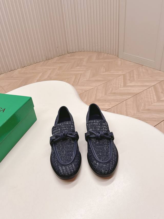 出 Bottega Veneta Bv25Ss新款 乐福鞋 高级原版牛仔布面打造，灵感来自复古，全新演绎经典，轻便、舒适、透气的四季必备单品 无论是搭配牛仔裤还