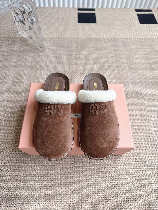 Miu Miu 缪缪2025秋冬新款毛毛 鞋Miumiu秀场适当独一无二的擦色工艺工艺来自Miu Miu系列的细节特写 新季的潮流要素一此刻挚爱的概念，多元对撞