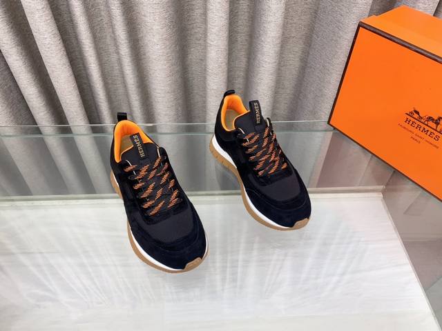 Hermes 顶级版本# 爱马仕H家经典情侣款 休闲运动鞋 情侣款休闲之履运动老爹鞋结合高科技帆布与麂皮山羊皮，在橡胶鞋底上饰以夸张“H”字母，斜体设计和鲜艳色