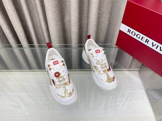 Roger Vivier春夏 Rv厚底运动鞋 本款休闲鞋以皮革拼镜面织物和网眼面料制成前面点缀迷你闪钻饰扣和珐琅花朵舒适又不失活泼，尽显松弛感材质：牛皮革 合成